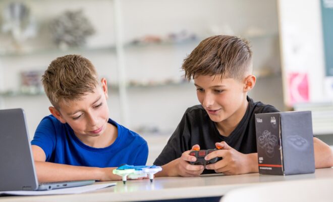 Leerlingen onderzoeken hoe een drone werkt