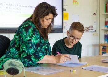 Docent Zorgklas laat leerlingen iets zien